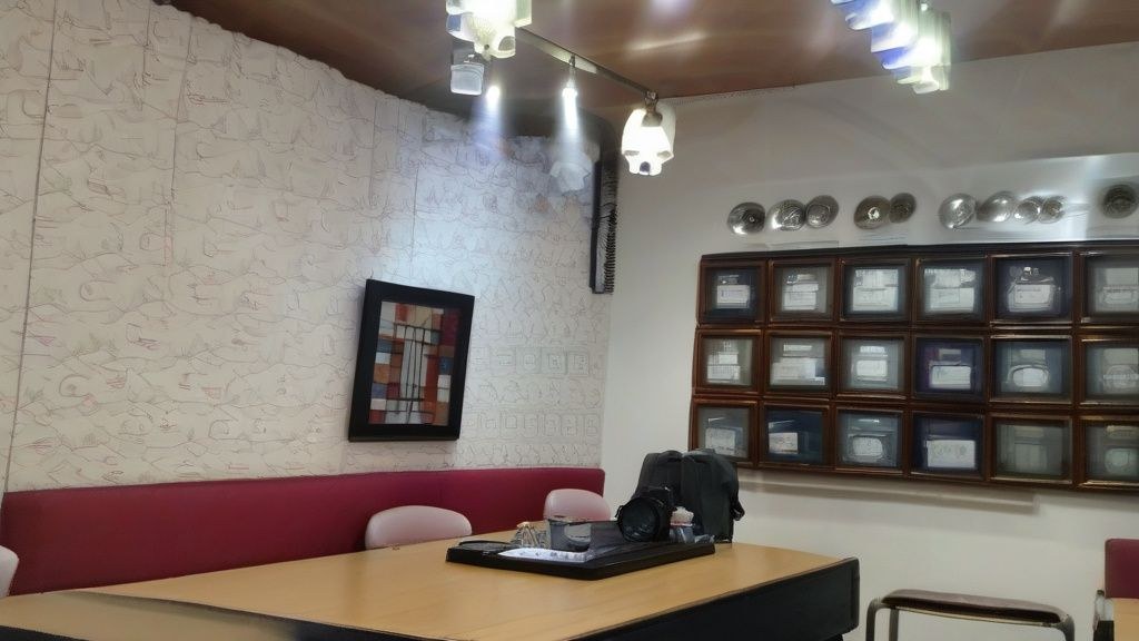 한국 투자자가 AI 투자 포트폴리오 그래프를 보며 만족스러운 표정을 짓는 모습.