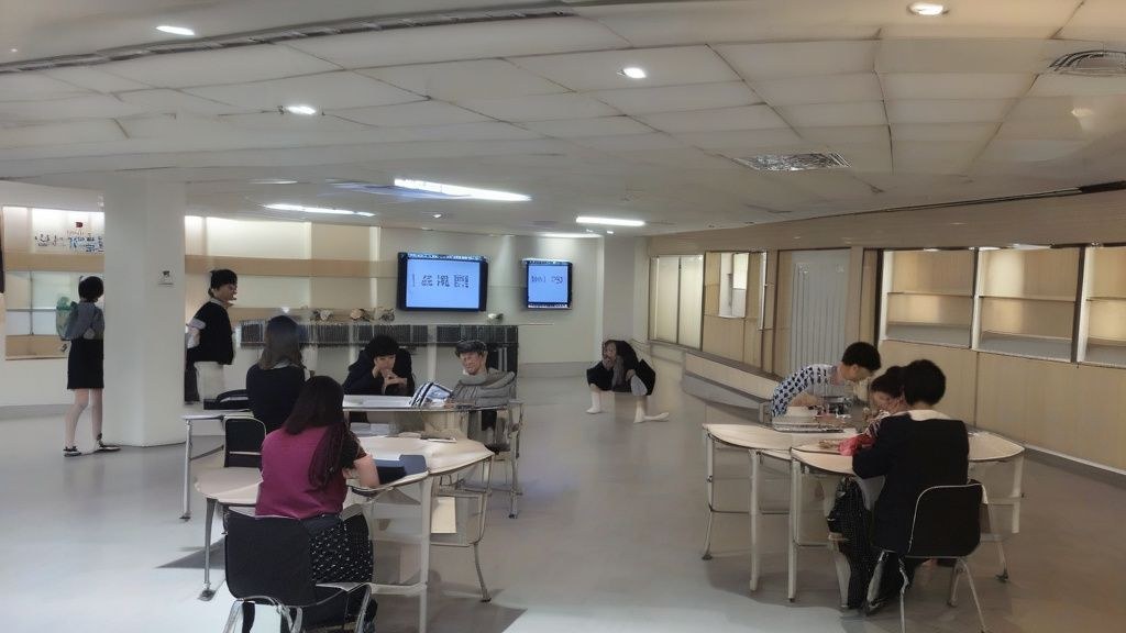 한국인 30대 여성이 집에서 노트북으로 애드센스 수익 그래프를 보며 환하게 웃고 있는 모습