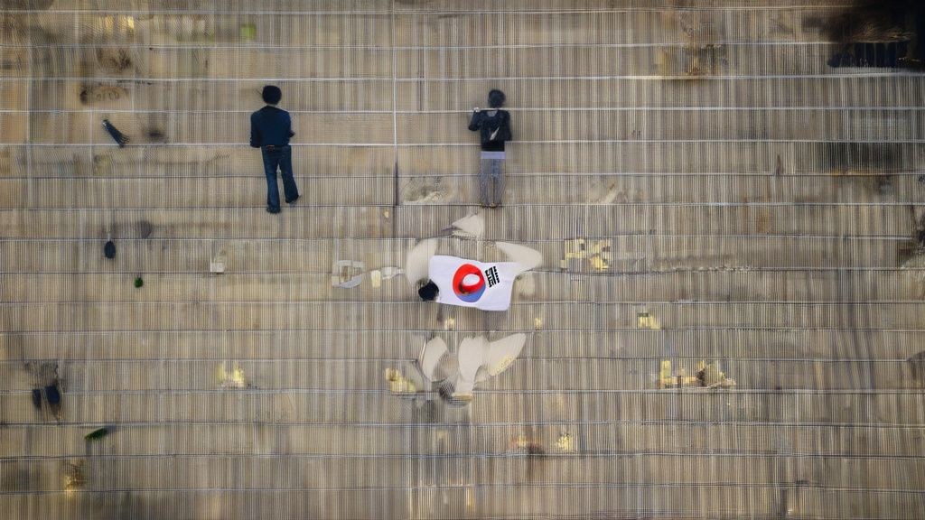 한국인 작가가 아이디어를 구체화하기 위해 화이트보드에 글쓰기 전략을 그리고 있는 모습