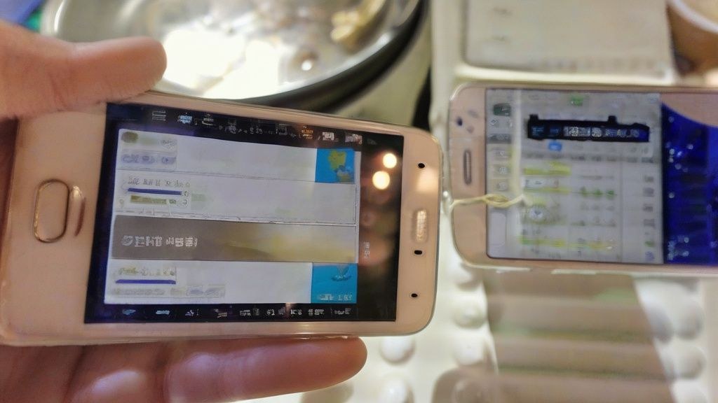 한국인 블로거가 컴퓨터 앞에서 AI 글쓰기 도구를 활용하여 애드센스 수익을 극대화하는 모습.