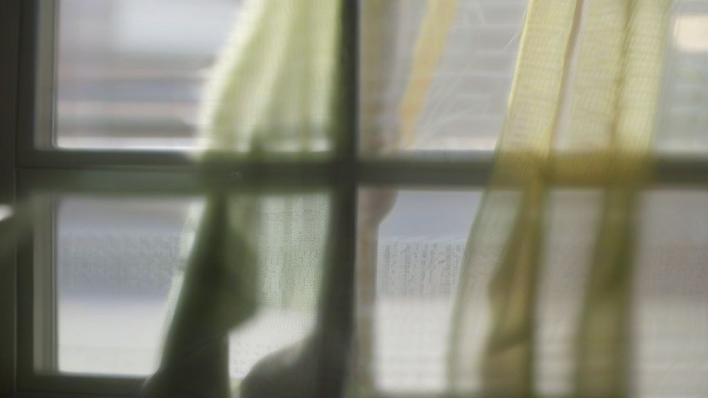 한국 가정집 책상 위에 놓인 노트북과 스마트폰, 메모지가 있는 모습