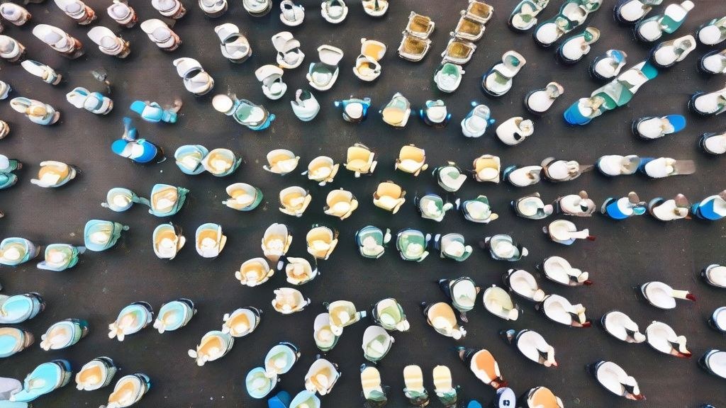 한국인 투자자가 2026년 부동산 시장 동향 그래프를 보며 분석하는 모습