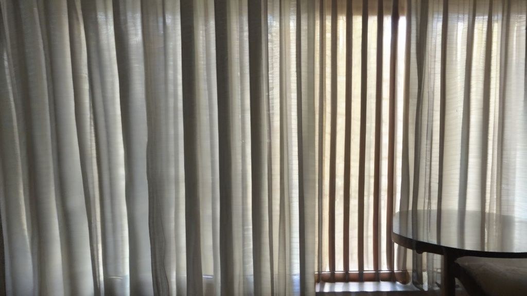 한국인 부부가 은행 상담 창구에서 대출 서류를 보며 상담하는 모습